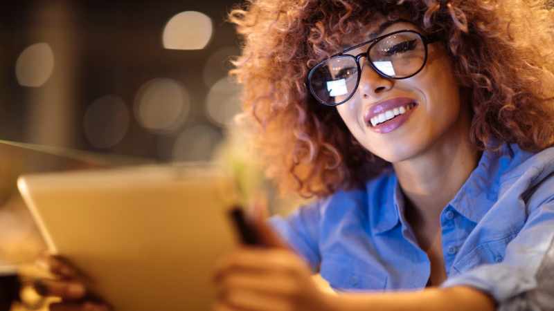 Escribir para redes sociales: Técnicas para captar la atención 2 Estrategias para mantener un tono positivo y conciso